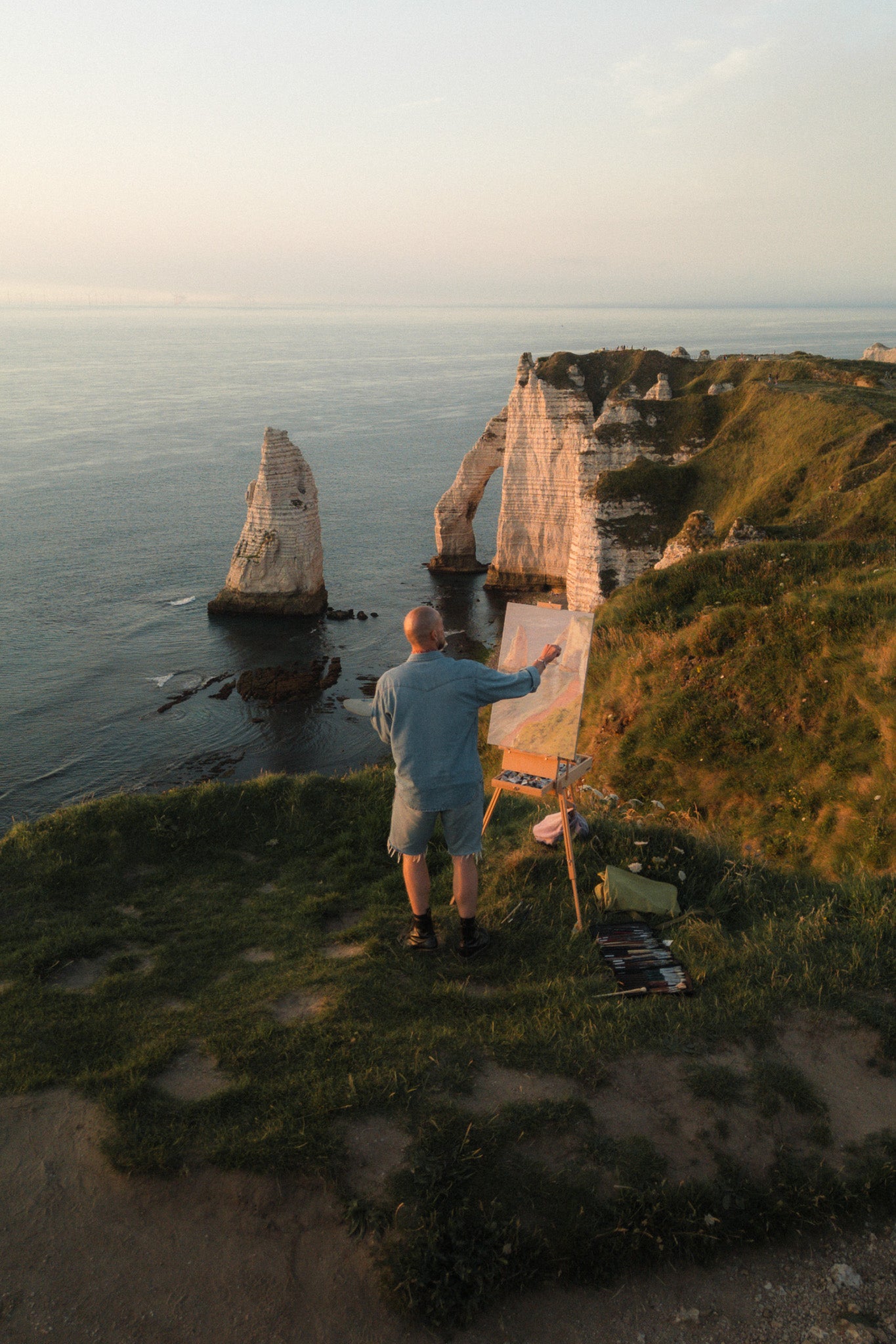 'Widok na Falaise d'Aval, zachód słońca. Étretat'