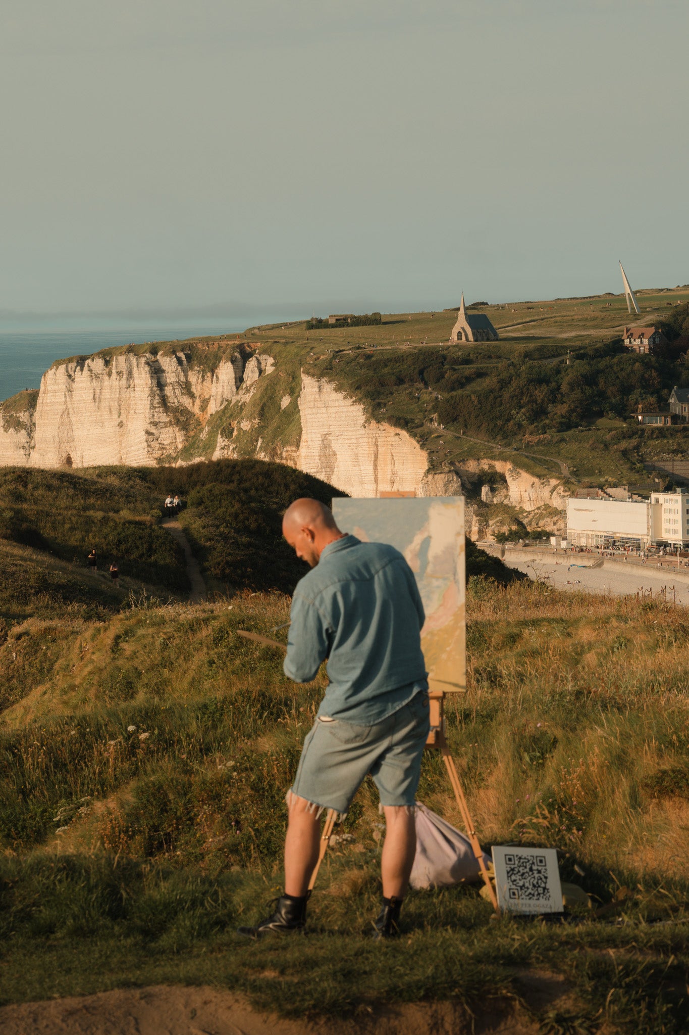 'Widok na Falaise d'Aval, zachód słońca. Étretat'